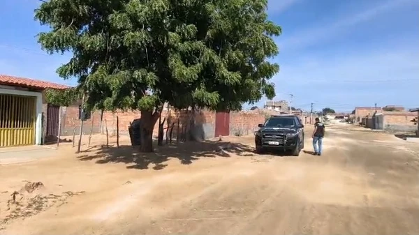 Pai matou filho dentro da casa onde os dois moravam por Reprodução