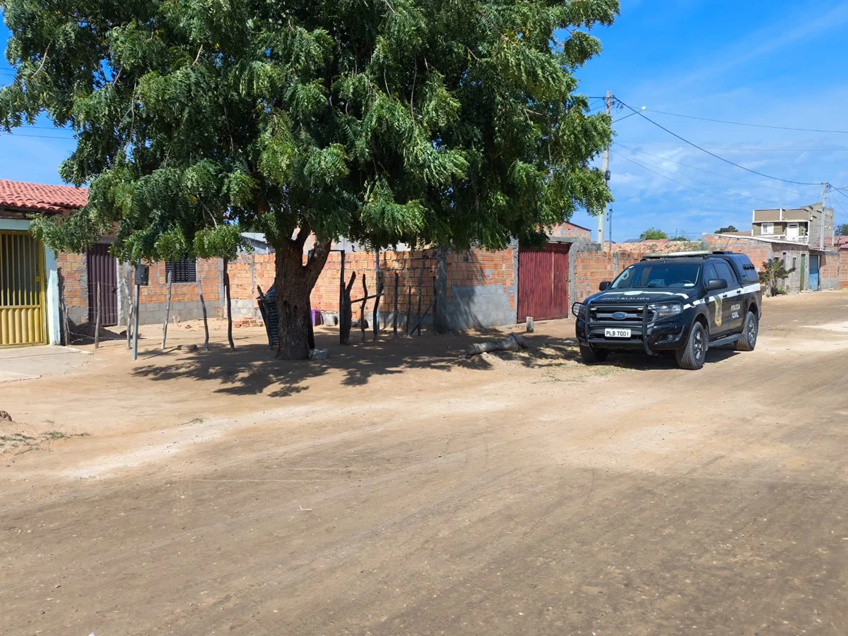 Pai matou filho dentro da casa onde os dois moravam por Reprodução