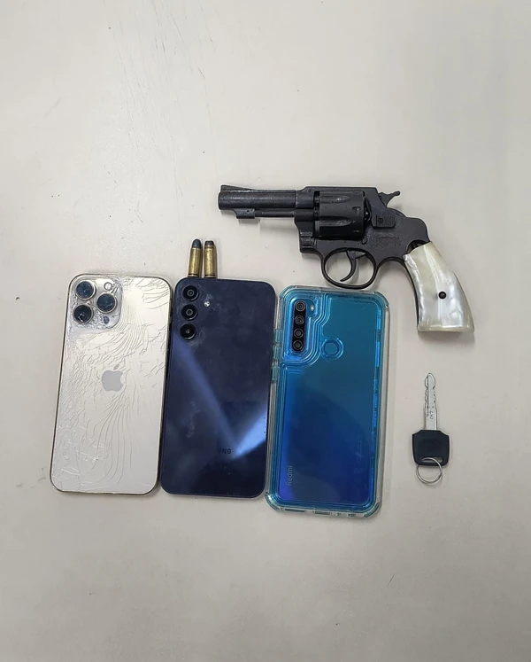 Revólver e celulares apreendidos com o suspeito