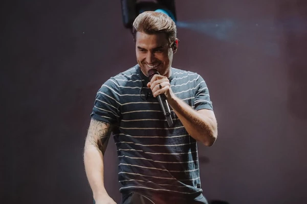 Tayrone sobe ao palco às 19h por Lucas França/ Redes sociais
