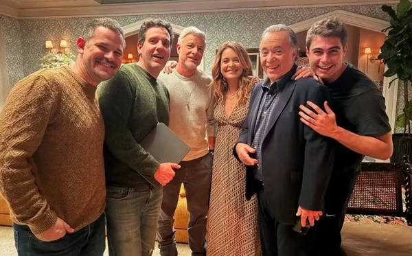 Tony Ramos entre o assistente de direção Pedro Guilherme, o diretor Allan Fiterman e os atores Marcello Novaes, Cláudia Abreu e Rafael Vitti