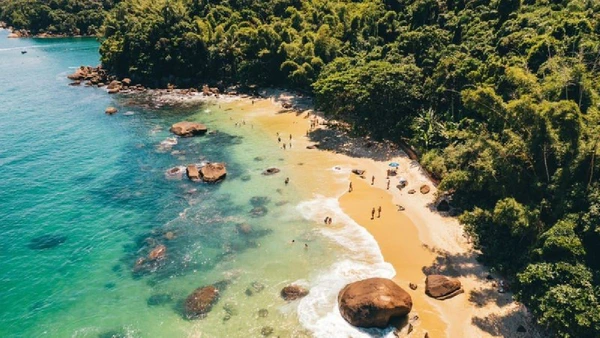 Uma das menores praias do mundo e ilhas de águas turquesa estão no roteiro