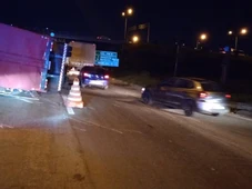 Imagem - Carreta com container tomba na BR-324 e interdita parcialmente a pista