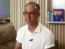 Imagem - Médico interrompe entrevista e salva criança engasgada ao vivo na TV