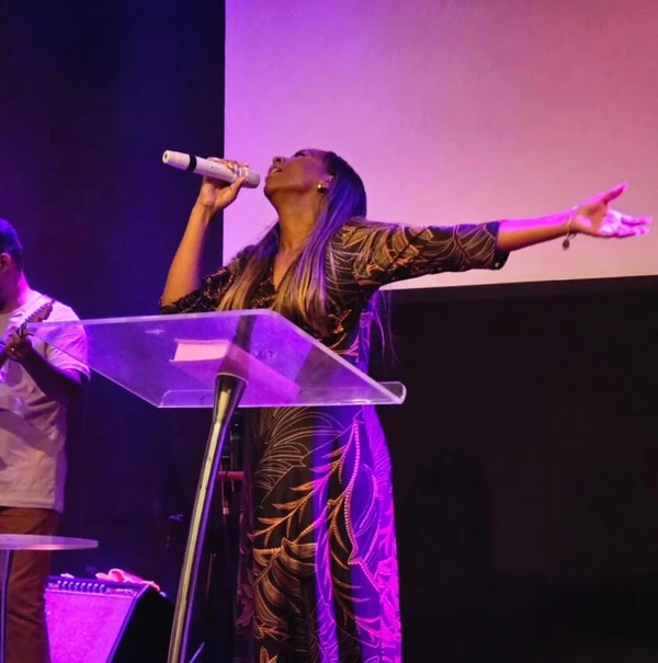A cantora gospel Sabrina Sá comoveu os seguidores ao revelar que está enfrentando um câncer de mama por Reprodução/Instagram