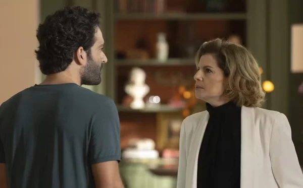 Afonso (Humberto Carrão) e Odete (Debora Bloch) em Vale Tudo