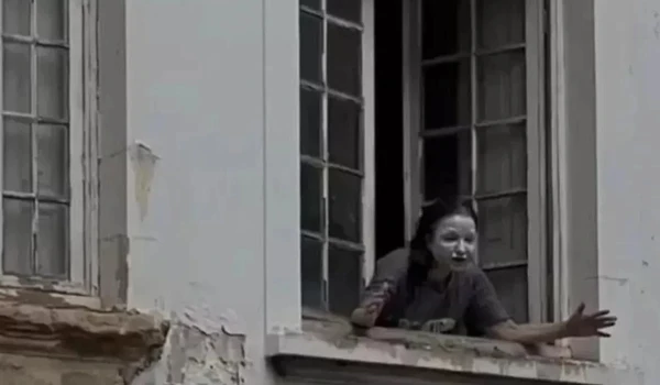 Após três anos, podcast 'A Mulher da Casa Abandonada' ganha novo episódio por Reprodução