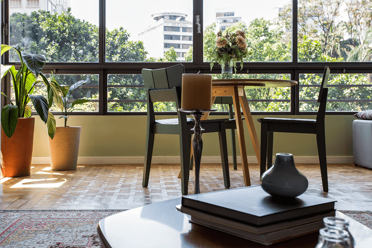 A decoração pode ajudar a transformar um imóvel antigo com charme e funcionalidade (Projeto: Palladino Arquitetura | Imagem: Rogério Cajui) 