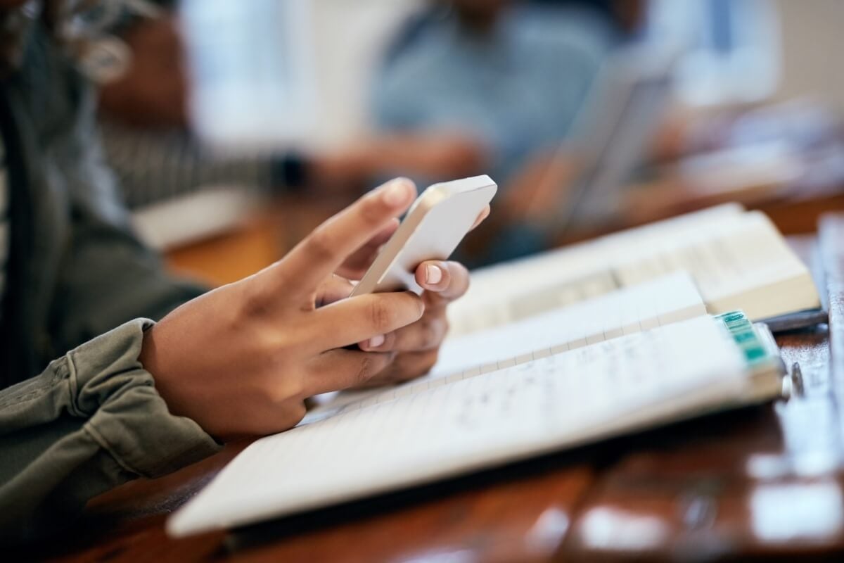 Definir horários específicos para usar as redes sociais ajuda a manter a concentração (Imagem: PeopleImages.com – Yuri A | Shutterstock)
