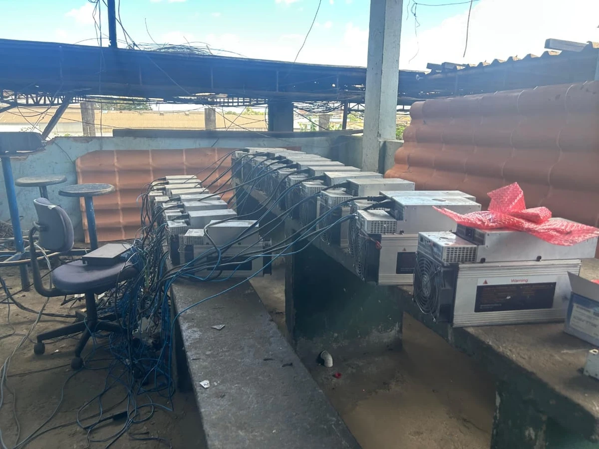 Foram localizadas 27 máquinas de mineração de criptomoedas que estavam sendo alimentadas com furto de energia elétrica por Divulgação Flávia Vieira/ Ascom SSP