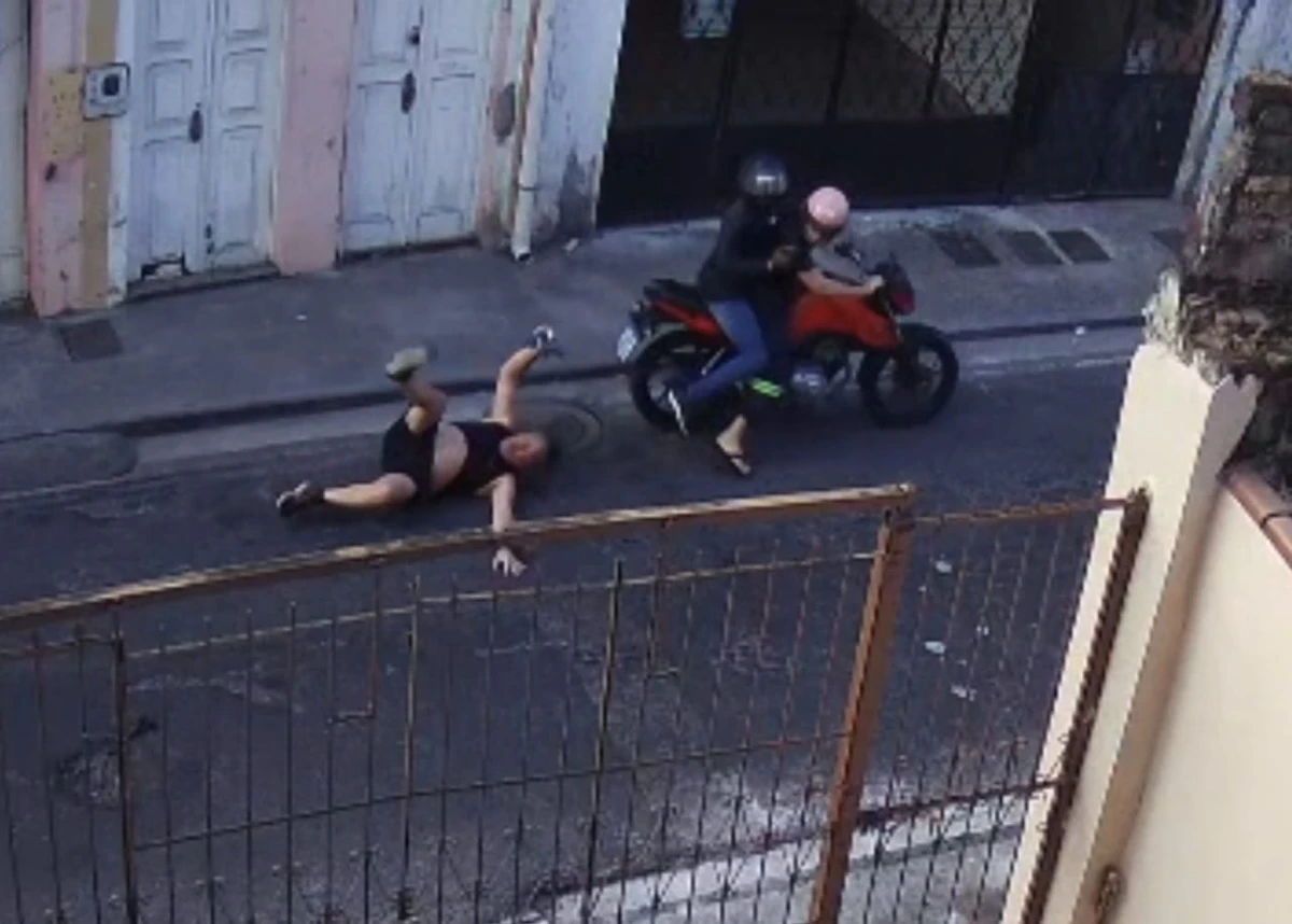 Homem cai no chão após tentar se desvencilhar de dupla criminosa no Santo Antônio por Reprodução