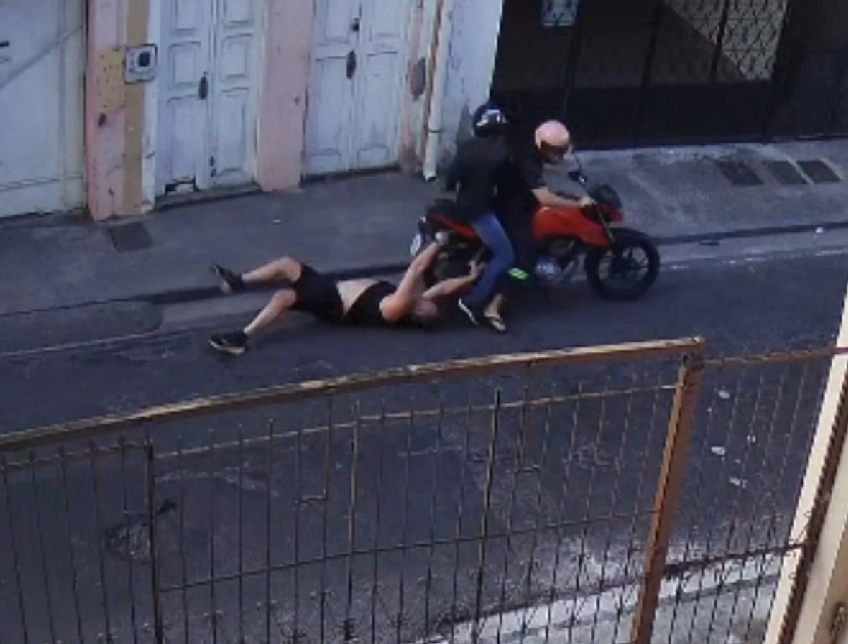 Homem cai no chão enquanto tentava se desvencilhar de dupla criminosa no Santo Antônio por Reprodução