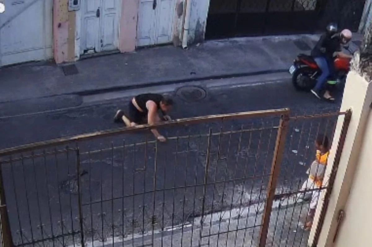 Homem é alvo de tiros durante assalto no Santo Antônio por Reprodução