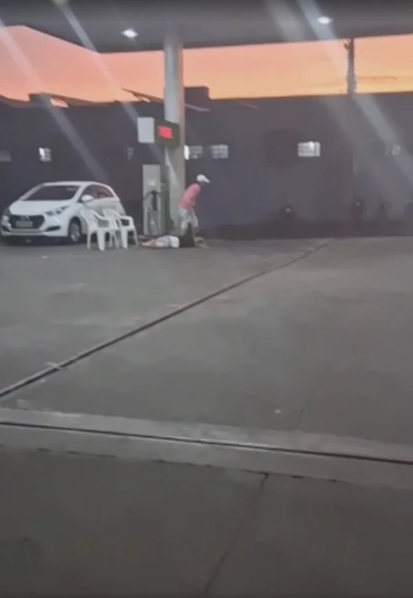 Homem foi filmado agredindo e arrastando mulher pelos cabelos por Reprodução/Redes sociais
