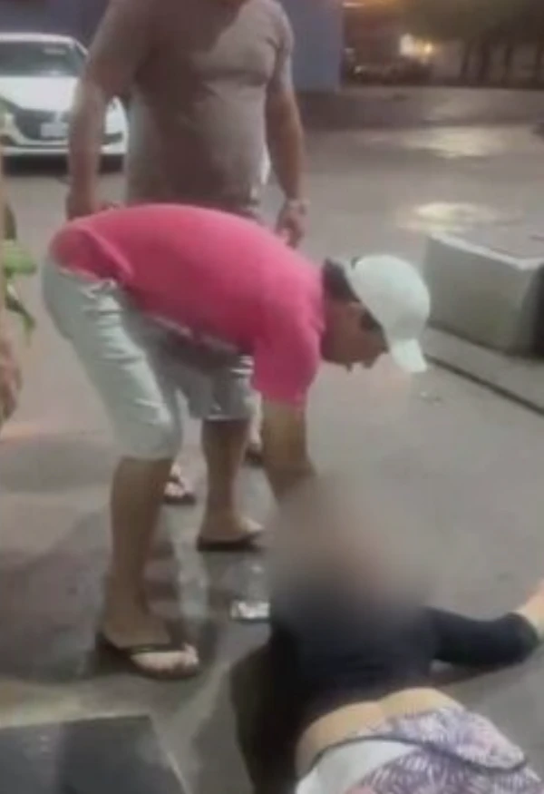 Homem foi filmado agredindo e arrastando mulher pelos cabelos por Reprodução/Redes sociais