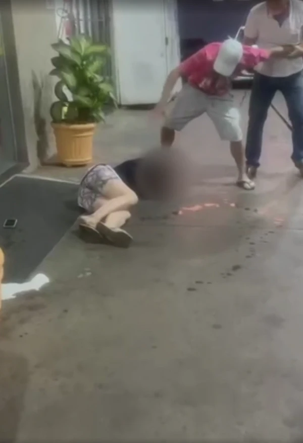 Homem foi filmado agredindo e arrastando mulher pelos cabelos por Reprodução/Redes sociais