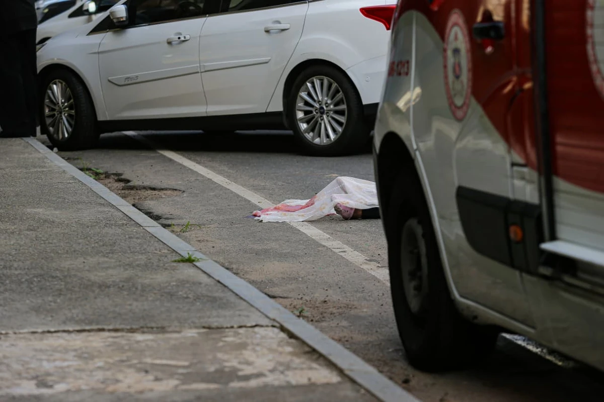Mulher morre em acidente a caminho do trabalho  por Arisson Marinho / CORREIO 