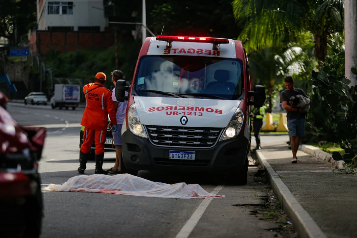Mulher morre em acidente a caminho do trabalho  por Arisson Marinho / CORREIO 