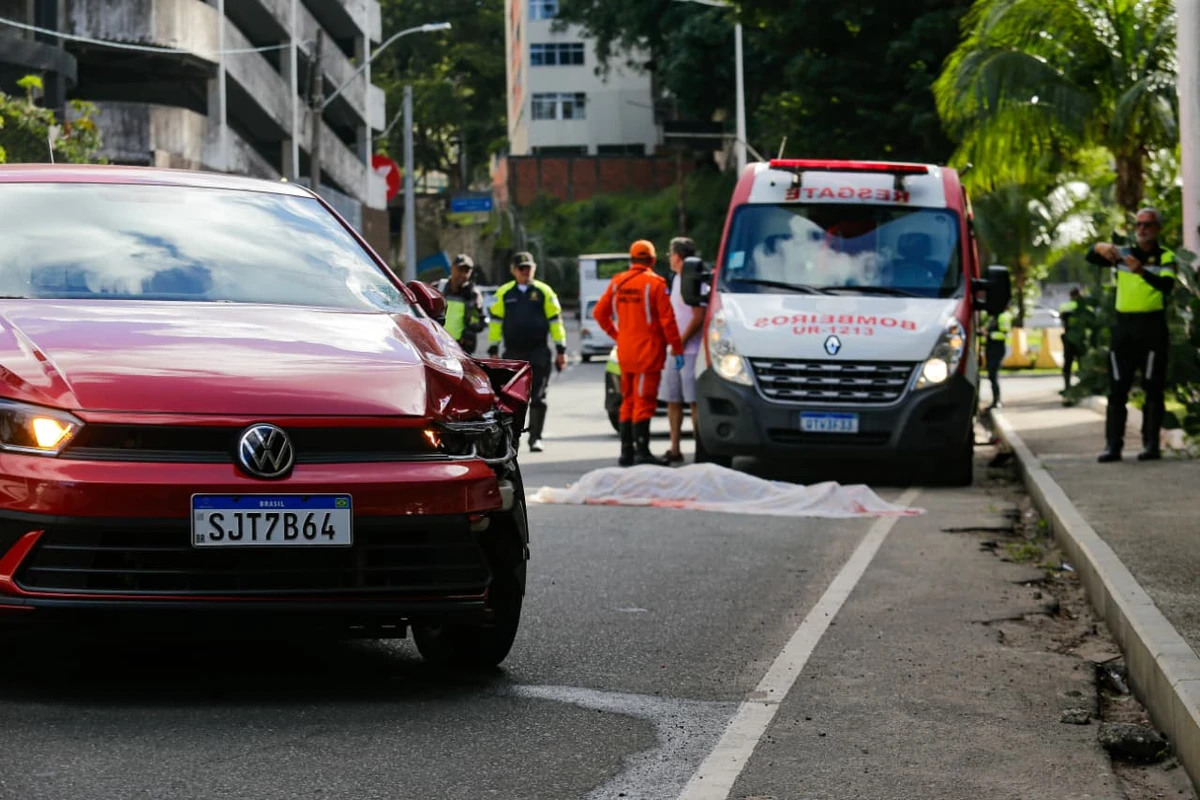 Mulher morre em acidente a caminho do trabalho  por Arisson Marinho / CORREIO 