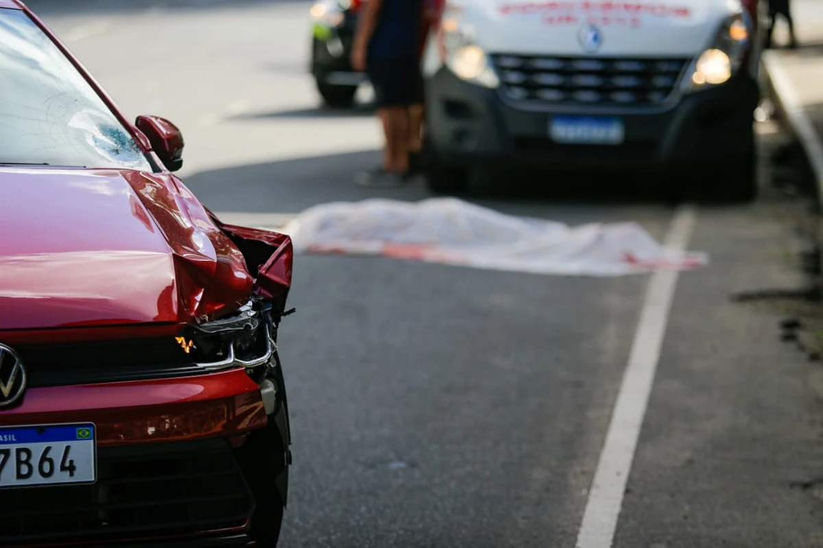 Mulher morre em acidente a caminho do trabalho  por Arisson Marinho / CORREIO 