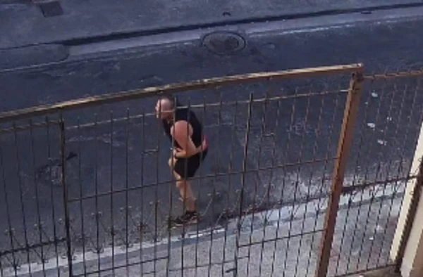 Vídeo mostra homem mancando após ser atingido com tiro na coxa por Reprodução