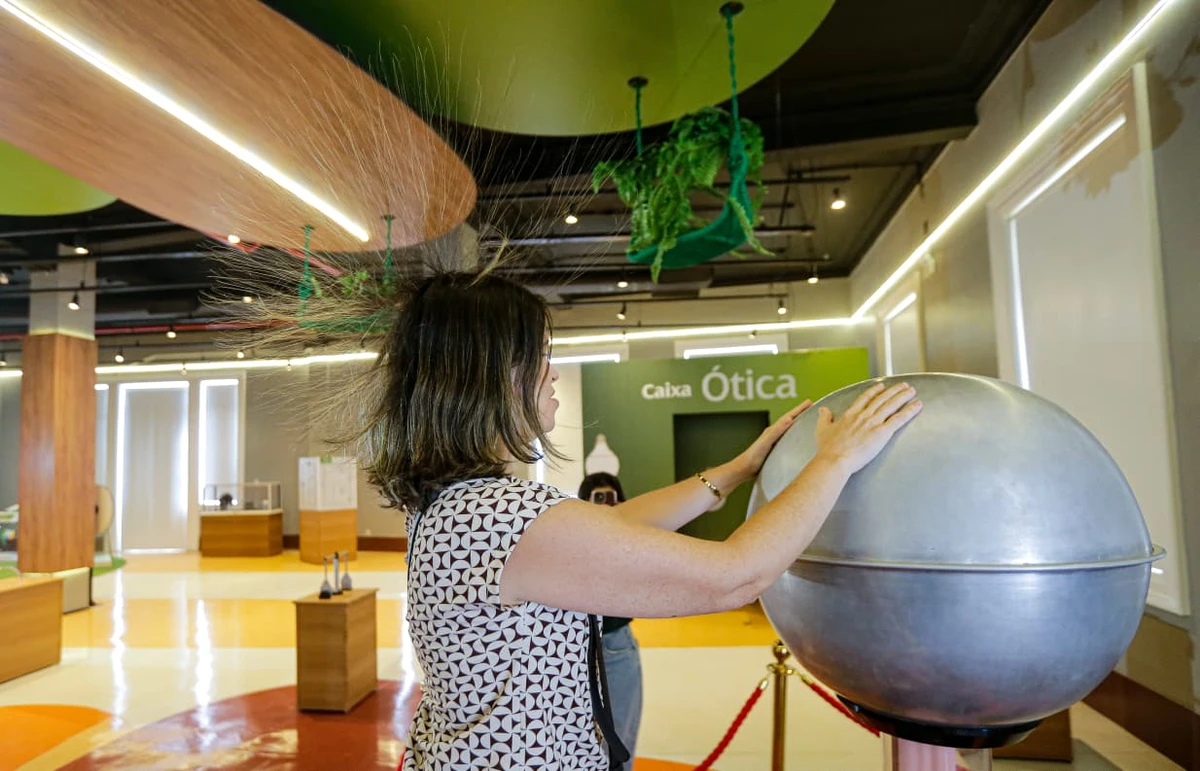 Visitante mexe nGerador de Van De Graaff