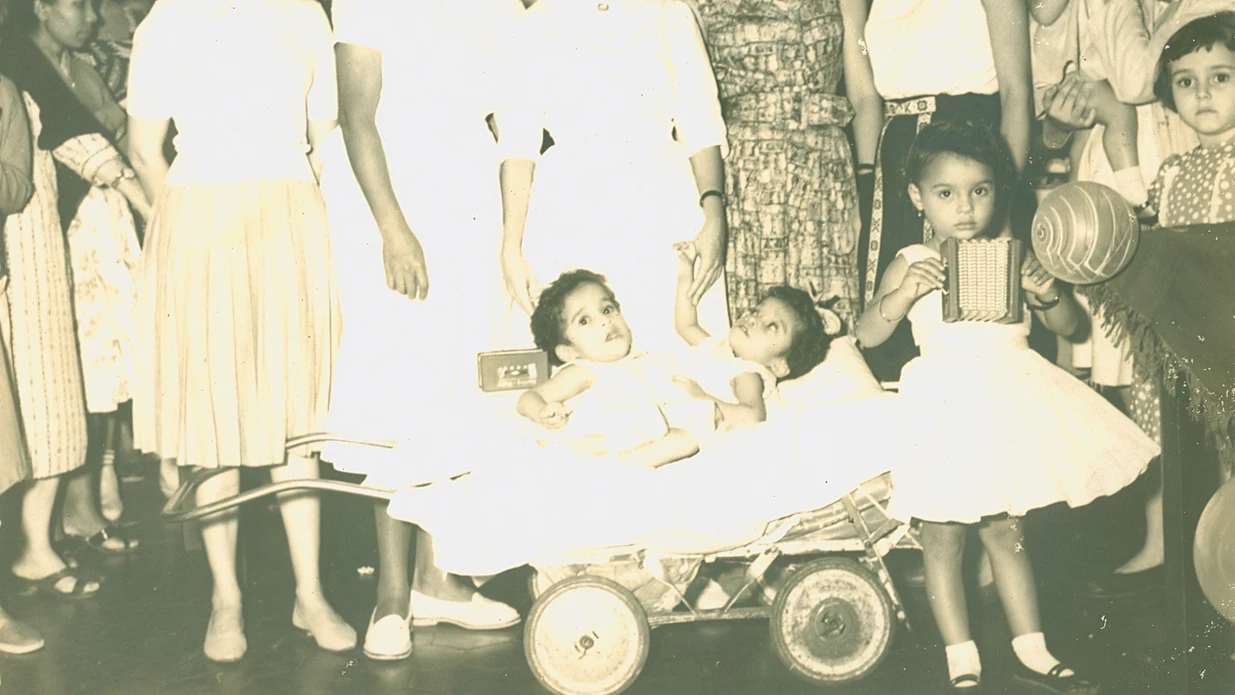 Imagem - A história das irmãs siamesas que foram abandonadas pela mãe e adotadas pela maternidade Climério de Oliveira