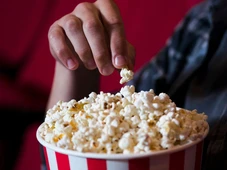 Imagem - A pipoca de cinema pode colocar a saúde do seu intestino em risco, alerta médico
