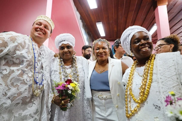 A ministra Margareth Menezes posa com integrantes da irmandade em Cachoeira por Divulgação Wuiga Rubini GOVBA