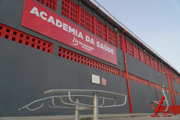 Academia da Saúde no bairro Penão por Ascom / Pref. Bastião