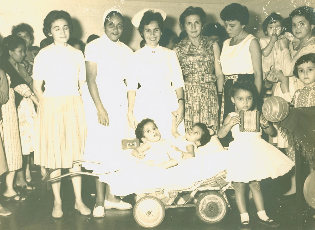As irmãs Nadir e Juraci, ainda bebês na maternidade Climério de Oliveira. 