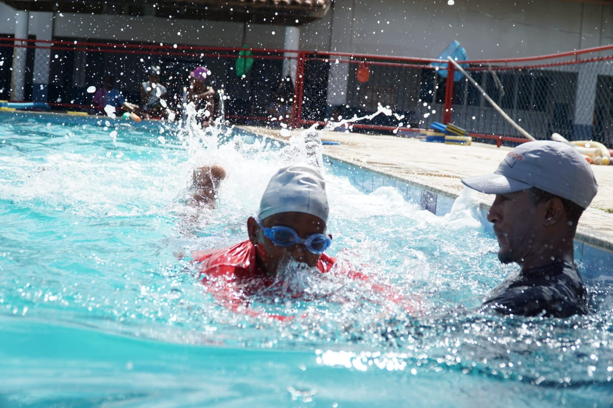 Aula de natação em São Sebastião do Passé por Ascom / Pref. Bastião