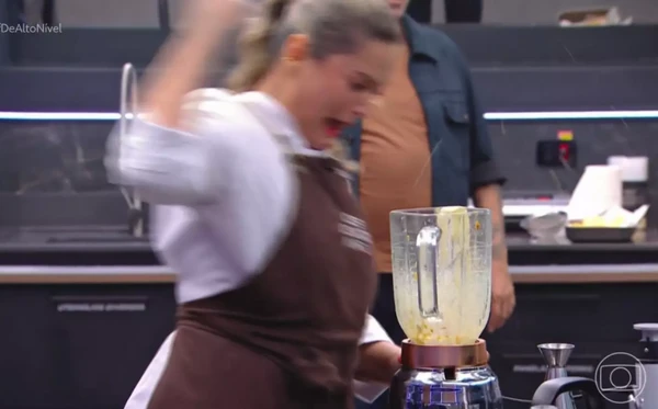 Bruna colocou colher no liquidificador