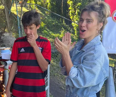 Carolina Dieckmmann e José em foto antiga por Reprodução