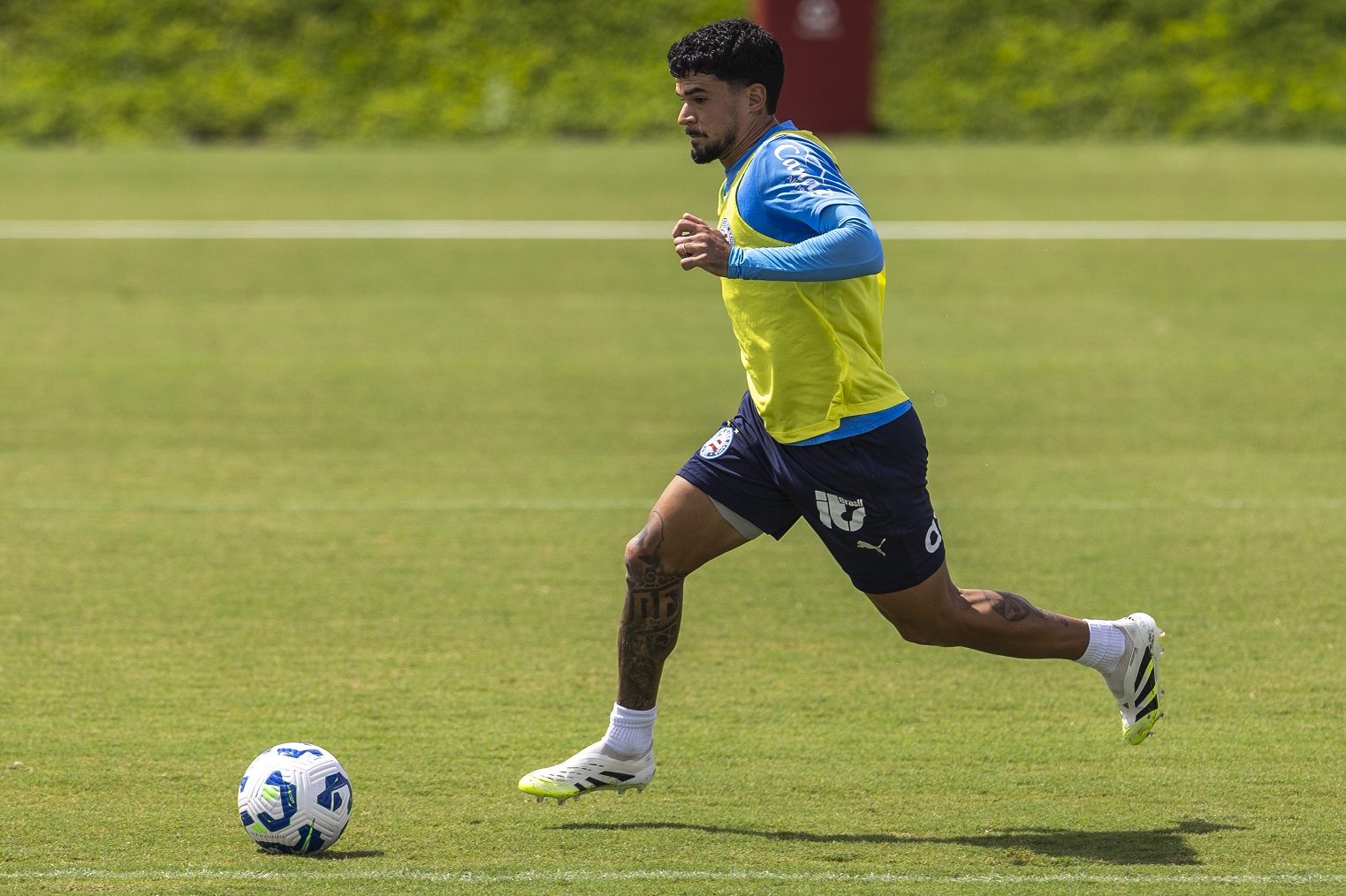 Cauly com a camisa do Bahia por Rafael Rodrigues/ EC Bahia
