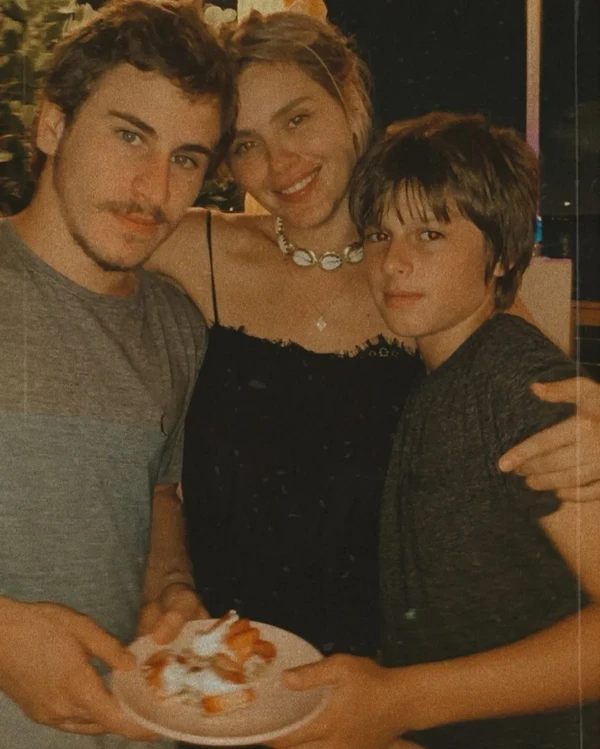 Davi, Carolina Dieckmmann e José por Reprodução