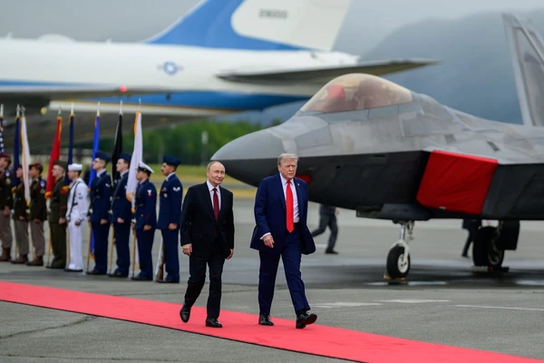 Donald Trump recebe Vladimir Putin no Alasca para uma tentativa de cessar-fogo