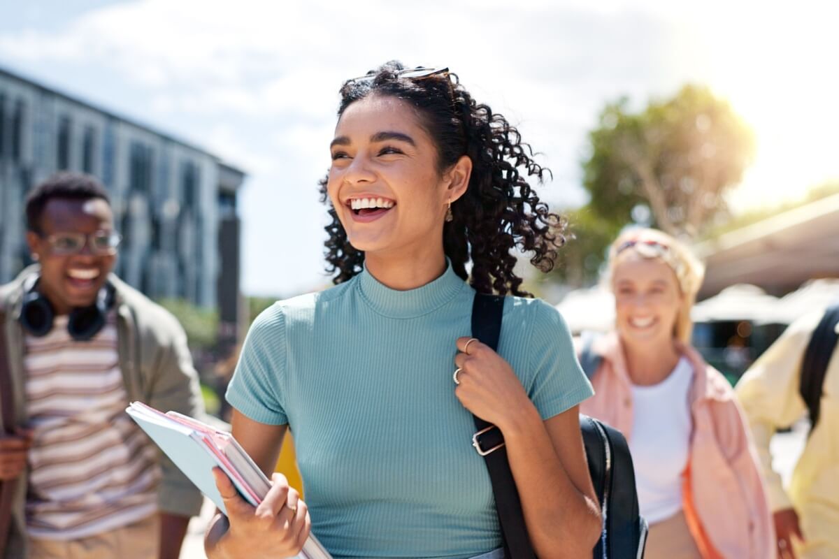 A vida universitária é uma das fases mais intensas e transformadoras da vida adulta (Imagem: PeopleImages.com - Yuri A | Shutterstock)