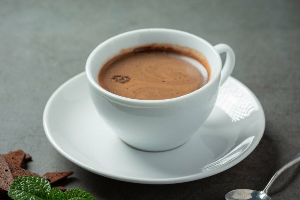 Chocolate quente proteico (Imagem: jcomp | Freepik)