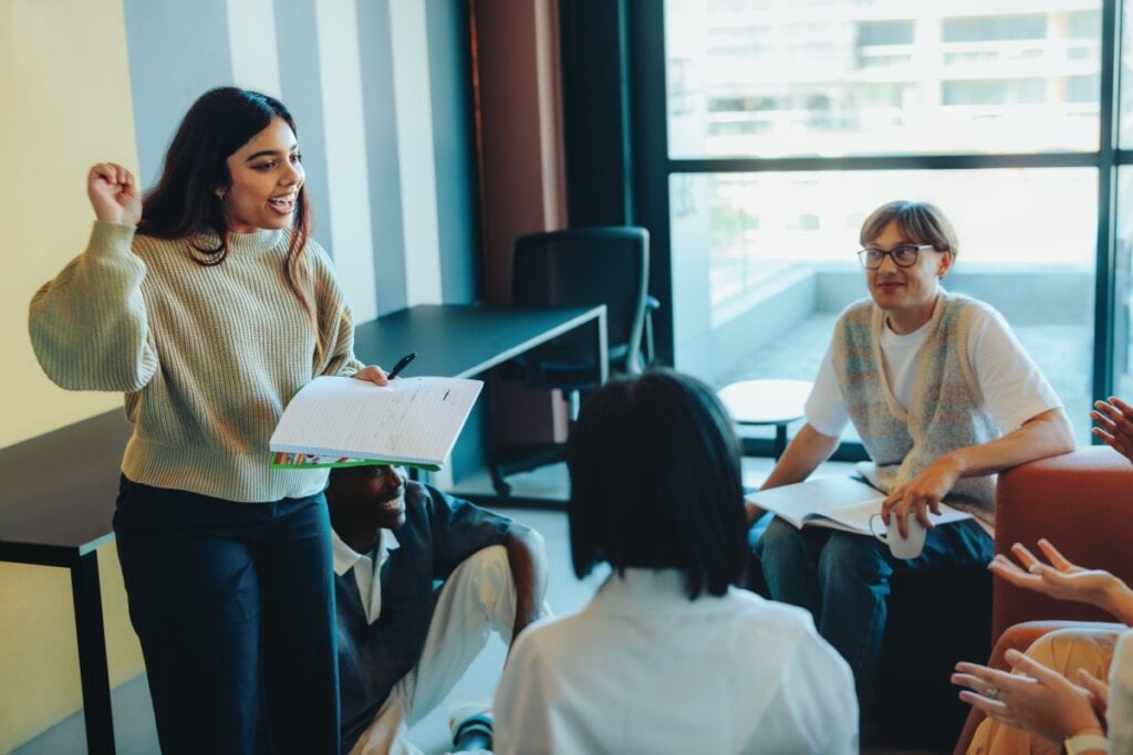 O trabalho em equipe ajuda a entender a realidade de forma colaborativa (Imagem: Jacob Lund | Shutterstock)
