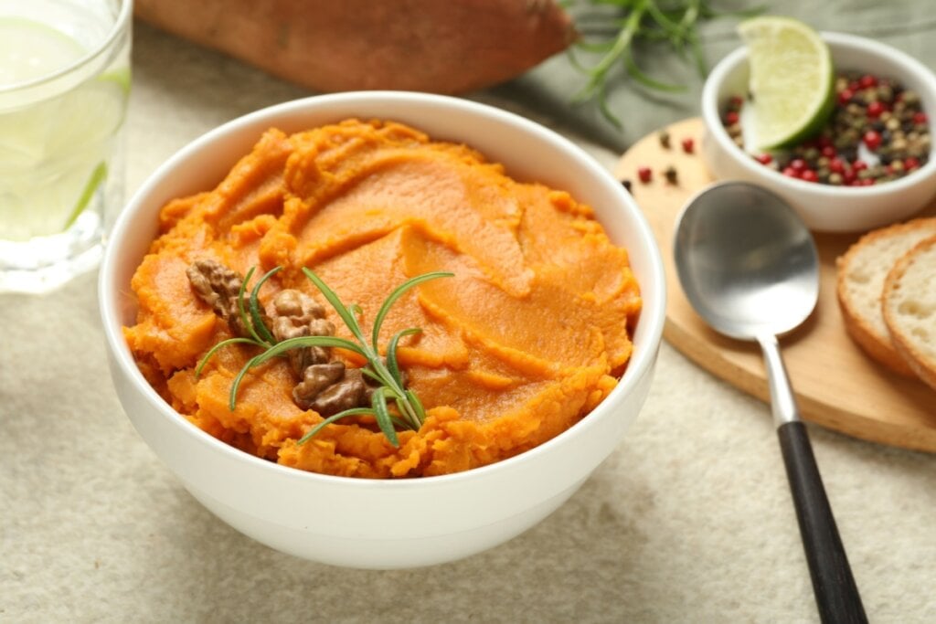 Purê de batata-doce com nozes (Imagem: New Africa  | Shutterstock)