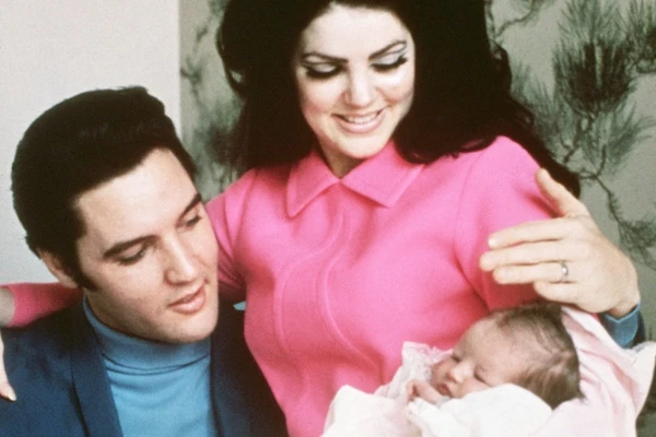 Elvis Presley, Priscilla Presley e a filha Lisa Marie por Reprodução