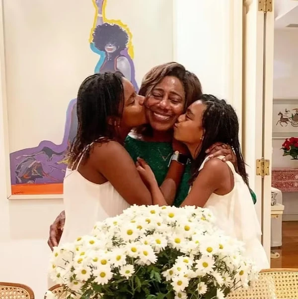 Glória entre as filhas, Maria e Laura, em 2020, durante comemoração do aniversário de 71 anos da jornalista  por Reprodução/Instagram 