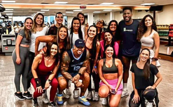 Leo Santana invadiu aula de FitDance em Salvador