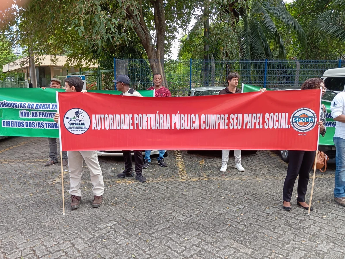 Portuários protestam em frente a Fieb nesta sexta-feira (15) por Divulgação