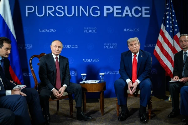 Vladimir Putin e Donald Trump posam para fotos durante encontro no Alasca