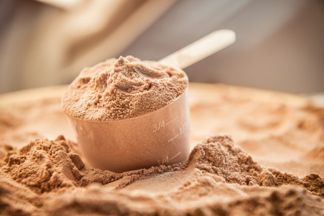 Whey é uma proteína extraída do soro do leite por Shutterstock