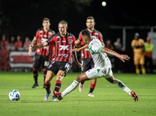 Imagem - Vitória chega a abrir 2 a 0, mas cede o empate no fim contra o Juventude em jogo de duas expulsões