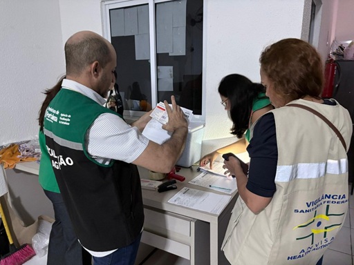 No local, os fiscais encontraram diversas caixas de medicamentos sem registro no Brasil por Divulgação/ Agefis Fortaleza