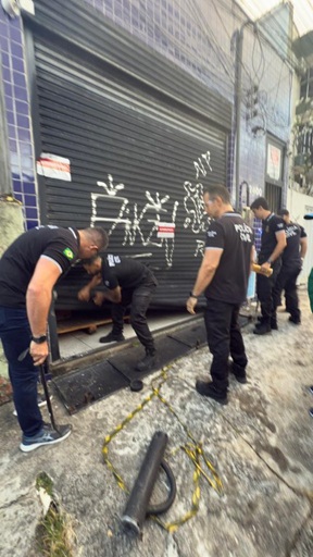Policiais acessam distribuidora na capital cearense; funcionário foi detido para prestar depoimento por Divulgação/ Anvisa
